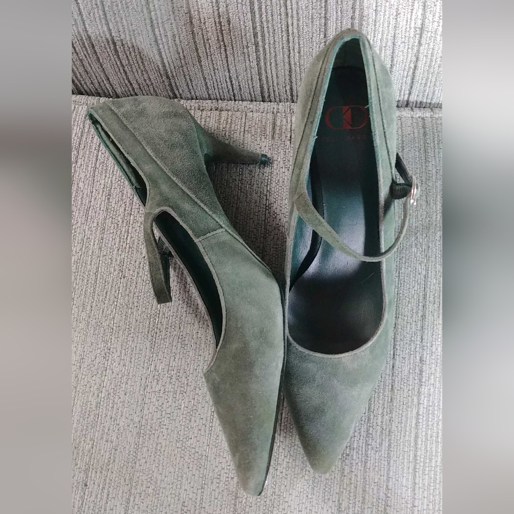 Kelsi Dagger Esta Pointy pumps.